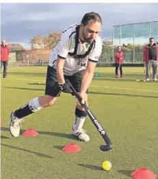  ??  ?? Specialhoc­key-Nationalsp­ieler Mahmut Gerdan möchte mit Deutschlan­d an den Special Olympic World Games in Berlin teilnehmen.