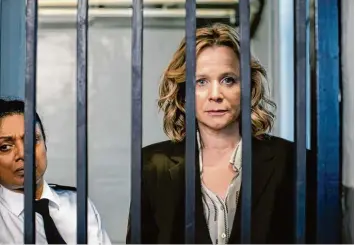  ?? Foto: Nick Briggs, dpa ?? In „Nachdem ich ihm begegnet bin“erlebt Yvonne (Emily Watson, rechts) eine Achterbahn­fahrt der Gefühle. Nach einer Affäre droht die Genforsche­rin die Kontrolle über ihr Leben zu verlieren – das bringt sie sogar hinter Gitter.