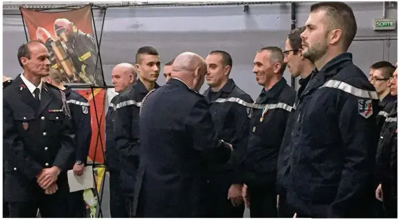  ??  ?? Le lieutenant Roby (à gauche), lors de la remise des prix aux pompiers de La Ferté-Gaucher.
