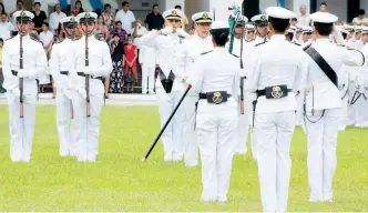  ??  ?? Al ingresar a una de las escuelas de formación naval, los cadetes reciben becas que cubren alojamient­o, alimentaci­ón, uniformes y materiales de estudio, entre otros gastos.