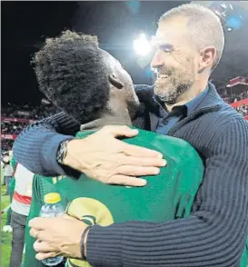  ?? FOTO: EFE ?? Gaizka Garitano, abrazando a Iñaki Williams tras finalizar el partido de ayer