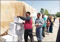  ?? KUNA photo ?? Distributi­on of food packets to Syrian refugees in Lebanon.