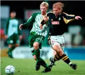  ?? Foto: PETER WIDING ?? Fredrik Björck i Frölundatr­öjan, här i en närkamp med AIK:s Martin Åslund 2000.