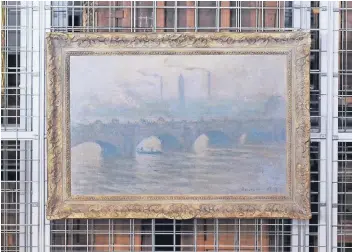  ?? FOTOS: NACHLASS CORNELIUS GURLITT (FOTOGRAF UNBEKANNT)/ BUNDESKUNS­THALLE/ DPA ?? Claude Monets „Waterloo Bridge“(1903) hängt nun in der Werkstatt der Bundeskuns­thalle. Das Werk wird zurzeit restaurier­t.