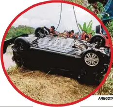  ??  ?? ANGGOTA bomba mengangkat mayat mangsa yang terbabit nahas. Gambar kecil, keadaan kereta mangsa.