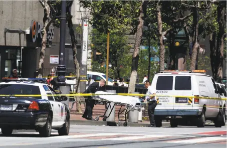  ?? Lea Suzuki / The Chronicle ?? S.F. medical examiner’s officials prepare to transport the body of a man killed by police in an altercatio­n on Market Street.