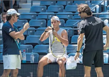  ??  ?? Francis Roig, Rafa Nadal y Carlos Moyá conversan durante un entrenamie­nto.