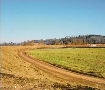  ?? Foto: Martin Golling ?? Hier auf halbem Weg geht der Blick auf den Bogen, den der Hochwasser­damm beschreibt. Das weiße Bauwerk rechts ist das Wehr für den Edenhausen­er Bach.