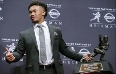  ?? CRAIG RUTTLE — THE ASSOCIATED PRESS ?? Oklahoma quarterbac­k Kyler Murray holds the Hesiman Trophy after winning the award Saturday in New York.