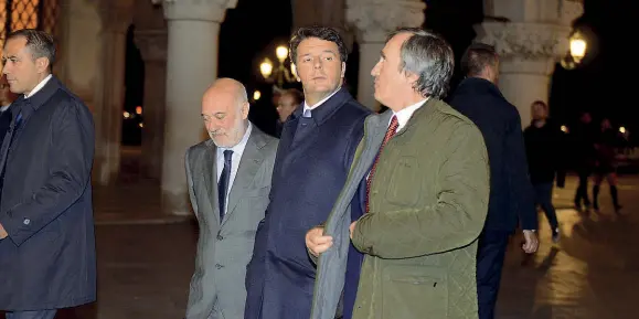  ??  ?? A passeggio Il presidente del Consiglio, Matteo Renzi, passeggia per Piazza San Marco, a Venezia, al fianco del sindaco della città, Luigi Brugnaro. Con loro c’è anche il prefetto della città capoluogo, Domenico Cuttaia