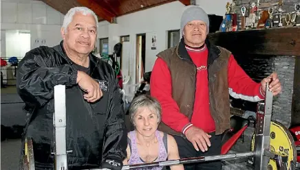  ??  ?? Volunteer Anthony Warren, local weightlift­er Trish Muldrock and volunteer Grant Komene.