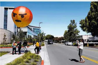  ??  ?? Grantiges Emoji vor dem Facebook-Sitz in Menlo Park, Kalifornie­n: Das Image ist angekratzt