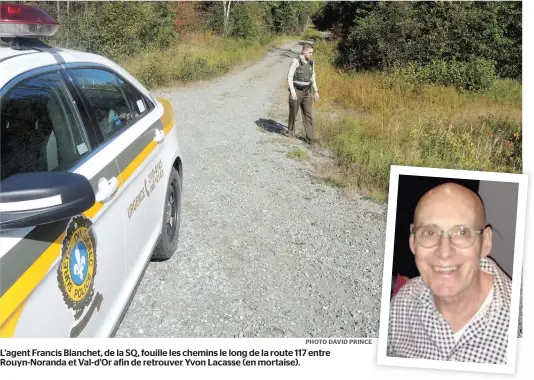  ?? PHOTO DAVID PRINCE ?? L’agent Francis Blanchet, de la SQ, fouille les chemins le long de la route 117 entre Rouyn-Noranda et Val-d’Or afin de retrouver Yvon Lacasse (en mortaise).