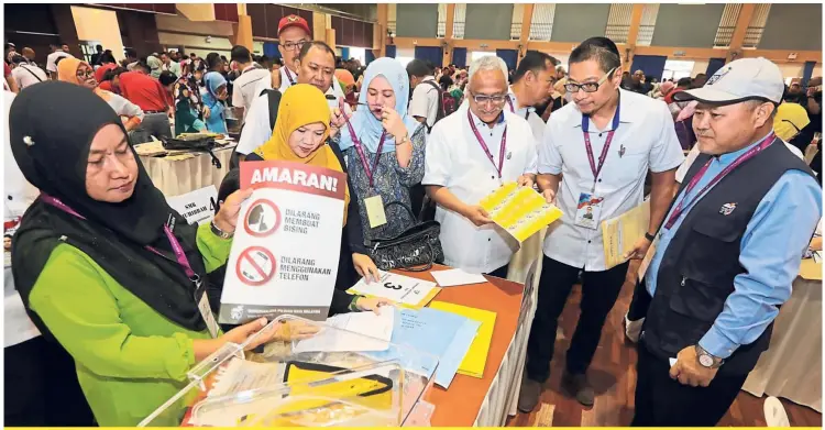  ?? — ZULAZHAR SHEBLEE/The Star ?? All systems go: Election Commission deputy chairman Dr Azmi Sharom (second from right) making his rounds to inspect ballot boxes at the SMJK Tiong Hua Sandakan hall.