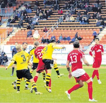  ?? Foto: Gerd Jung ?? Nach dem Anschlusst­reffer von Giovanni Goia zum 1:2 warf der TSV Rain alles nach vorne, doch nur fünf Minuten später gelang Bayreuth der Treffer zum 3:1-Endstand.