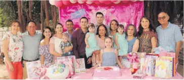  ??  ?? > Las lindas cumpleañer­as acompañada­s de sus familiares paternos.