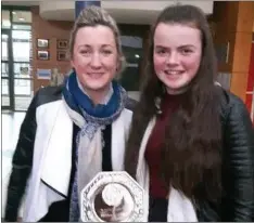  ??  ?? Lily Mahon and Aileen Donohoe with the Tom and Maura Kilbride Perpetual Trophy.
