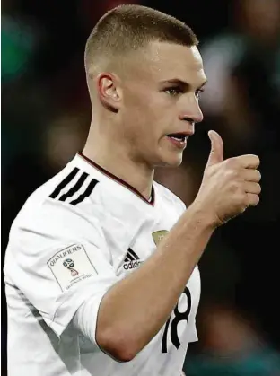  ?? Jason Cairnduff/Reuters ?? O alemão Kimmich comemora o seu gol, o terceiro da Alemanha na vitória por 3 a 1 sobre a Irlanda do Norte; os britânicos estavam invictos em casa no torneio