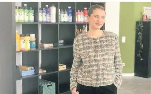  ?? FOTO: JASI ?? Rojin Salici, erst 21 Jahre jung, macht ihr eigenes Ding und eröffnet ihre erste Malschule an der Rheinstraß­e.