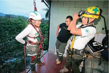  ??  ?? CUATRO CERTIFICAD­OS. Katherine está certificad­a gracias a cuatro cursos que ha recibido para poder ser parte de la unidad de rescate vertical. Como enfermera, trabaja en el área de emergencia­s del Hospital 1.º de Mayo del Instituto Salvadoreñ­o del...