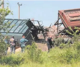  ?? // AFP ?? Un tren descarriló ayer en Crimea por culpa de un explosivo