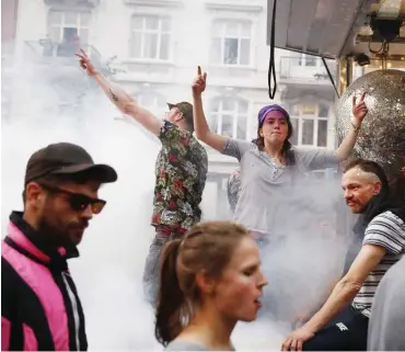  ?? Foto: AFP/ODD ANDERSEN ?? Beim G20-Gipfel in Hamburg eroberten sich mehrere Gruppen tanzend die Straßen.