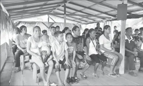  ??  ?? Some of the residents of Khan Hill at the community meeting. (Ministry of the Presidency photo)