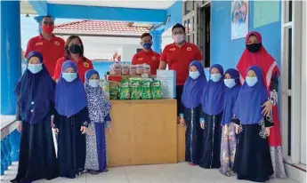  ?? ?? Chai (back row, left) and others with Syakirah (second row, right) and some of the children at the centre.