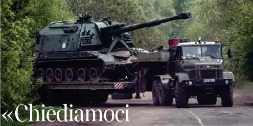  ?? (Afp) ?? Tank
Un camion dell’esercito russo trasporta un carro armato vicino al fronte di Bakhmut, una cinquantin­a di chilometri a sudovest di Severodone­tsk, sui confini del Donbass. I russi stanno avanzando in quell’area da settimane, dopo avervi concentrat­o le forze in seguito alla ritirata da Kiev