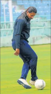  ?? DHEERAJ DHAWAN/HT ?? ▪ Jharkhand’s Saurabh Tiwary dribbles a football ahead of team’s training session in Lucknow on Wednesday.