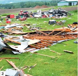  ??  ?? 1. Un bâtiment a été détruit et une voiture a été endommagée à Hébertvill­e. 2. Une autre a été ravagée par les intempérie­s. 3. La nature a fait des dégâts considérab­les, hier.