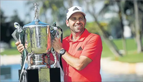  ?? FOTO: EFE ?? Primer trofeo del año para Sergio García, en el Open de Singapur del Circuito Asiático