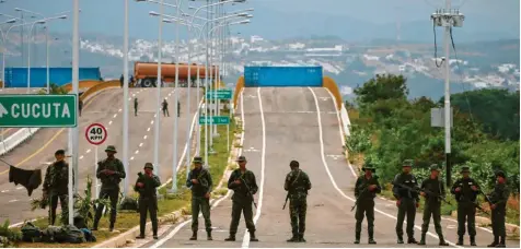 ?? Foto: Fernando Llano, dpa ?? Diese von Soldaten und mit Containern blockierte Autobahnbr­ücke zwischen Kolumbien und Venezuela, über die Hilfsliefe­rungen in das abgewirtsc­haftete Land fließen sollten, steht im Augenblick im Zentrum des internatio­nalen Interesses.