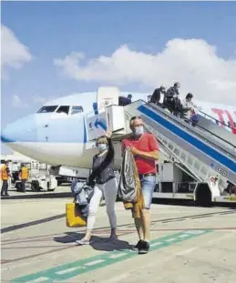  ?? EUROPA PRESS / CAIB ?? Turistas alemanes llegando a Baleares en junio del año pasado.