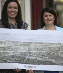  ?? ?? Councillor Philip Braat and MSP Paul Sweeney with the new Glasgow ‘ bird’s eye view’ map, Rachel Kacir and Will Knight, GCHT chair Alistair MacDonald, and curators Gemma Wild, right, and Rachel with the 1864 aerial map of Glasgow