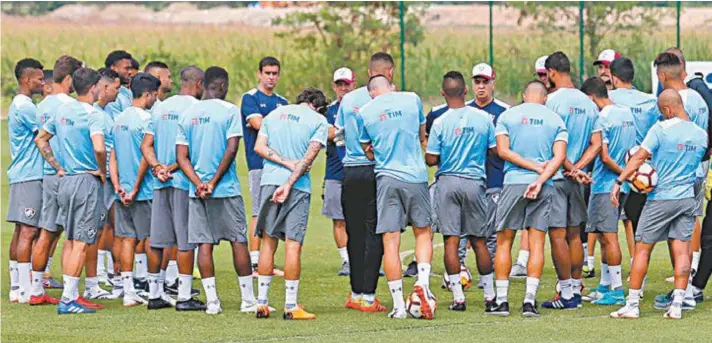  ?? LUCAS MERÇON / FLUMINENSE ?? Marcelo Oliveira e integrante­s da comissão técnica conversam com o grupo. Depois de três partidas fora, time terá longa sequência no Rio, a começar pelo Grêmio, sábado, no Engenhão