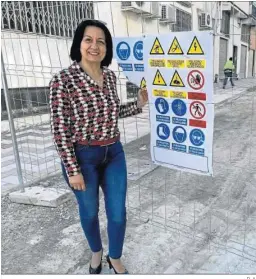  ?? D. A. ?? La alcaldesa junto a unas obras de saneamient­o.