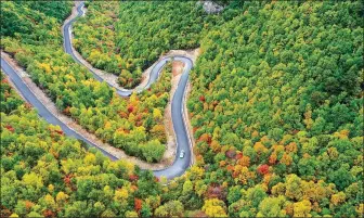  ?? LI ZHAOMIN / FOR CHINA DAILY ?? The Taihang No 1 Highway is built to offer convenienc­e to visitors touring the Taihang Mountains, which stretches for more than 400 kilometers across the east of Shanxi.