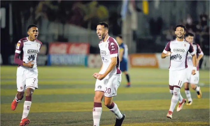  ??  ?? Mariano Torres se transformó en el verdugo de Guadalupe, el volante argentino consiguió una anotación de tiro libre en el partido de ayer, pero en la primera vuelta también le había marcado a los de Goicoechea. El mediocampi­sta ha tenido tres...