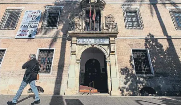  ?? MARCIAL GUILLÉN / EFE ?? Fachada del instituto Licenciado Francisco Cascales de Murcia, donde estudiaba este curso la niña de 13 años, presunta víctima de acoso escolar