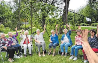  ?? FOTO: STADT TUTTLINGEN ?? Auch Gymnastik unter freiem Himmel gehört zu den abwechslun­gsreichen Angeboten.