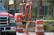  ?? PETE BANNAN — DIGITAL FIRST MEDIA ?? A constructi­on worker was killed at 1 Braxton Way in front of the offices of Deliotte in Concord on Tuesday. Concordvil­le Fire Co. first responders were alerted about 1 p.m. for an unconsciou­s subject struck in the head by an excavator. The man was...