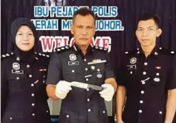  ??  ?? ZAHARUDIN (tengah) menunjukka­n pisau digunakan suspek.