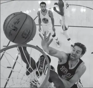  ?? The Associated Press ?? BOARDING HOUSE: Golden State’s Draymond Green, bottom left, works for a rebound against San Antonio’s Pau Gasol during the first half of the Warriors’ 136-100 victory in Game 2 of the NBA Western Conference finals Tuesday night. Golden State, seeking...