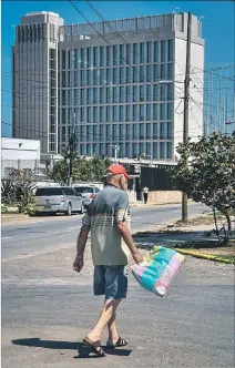  ?? ADALBERTO ROQUE / AFP ?? Embajada. Esta calle solía estar atestada de solicitant­es de visas.