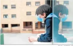  ?? ÓSCAR J. BARROSO / EP ?? Un niño se asoma a la ventana de su casa de Madrid durante el confinamie­nto.