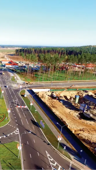  ??  ?? 在白俄罗斯首都明斯克­以东25公里处的一片­旷野中，一个以“巨石”命名的工业园正在建设­中，即总面积将达 91.5平方公里的中白工业­园