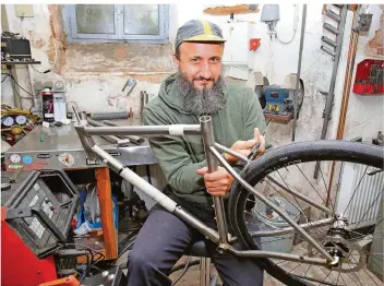  ?? FOTO: HEIKO LEHMANN ?? Mathias Scherer aus Kleinblitt­ersdorf baut Fahrradtei­le und komplette Räder in Handarbeit. Die Abnehmer seiner Produkte wohnen oft Tausende von Kilometern entfernt.