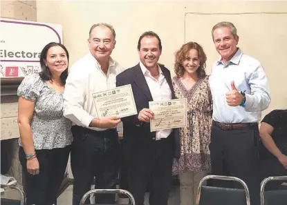  ?? MIGUEL ÁNGEL GONZÁLEZ ?? Se entregaron las constancia­s de mayoría a los candidatos panistas quienes ganaron diputacion­es locales.