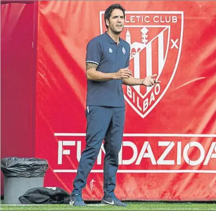  ?? FOTO: JUAN ECHEVERRÍA ?? Iñigo Vélez de Mendizabal
El entrenador del Amorebieta, durante un partido de la pasada temporada